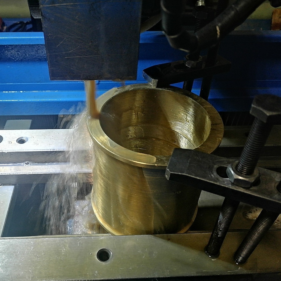 Разрезание бронзовой втулки с резом 0,2 мм